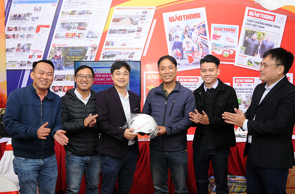 Anh Học nhận MBH từ Ban tổ chức v&igrave; trả lời đ&uacute;ng c&acirc;u hỏi