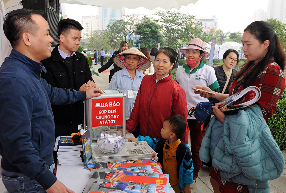 Rất đ&ocirc;ng kh&aacute;ch tham quan tập trung tại gian h&agrave;ng tham gia tr&ograve; chơi