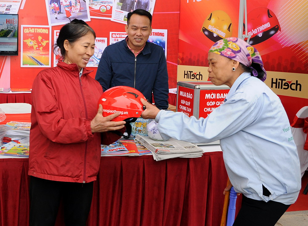 C&ocirc; rất vui v&agrave; x&uacute;c động khi nhận phần qu&agrave; l&agrave; chiếc MBH đạt chuẩn trị gi&aacute; 250.000 đồng