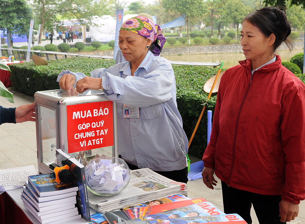 C&ocirc; Phạm Thị Định, hiện sống tr&ecirc;n địa b&agrave;n phường Xu&acirc;n Đỉnh, quận Bắc Từ Li&ecirc;m cũng nhiệt t&igrave;nh g&oacute;p quỹ khi biết &yacute; nghĩa tốt đẹp của Quỹ đối với c&aacute;c nạn nh&acirc;n kh&ocirc;ng may bị TNGT