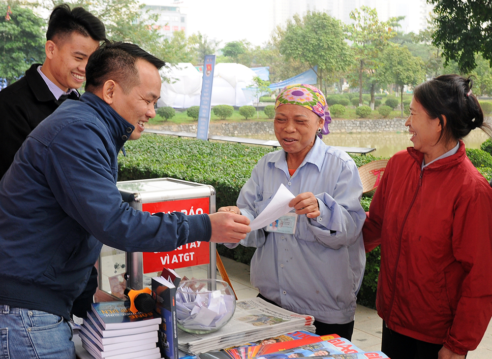 C&ocirc; Định cũng rất vui khi trả lời ch&iacute;nh x&aacute;c c&acirc;u hỏi về Luật Giao th&ocirc;ng Đường bộ