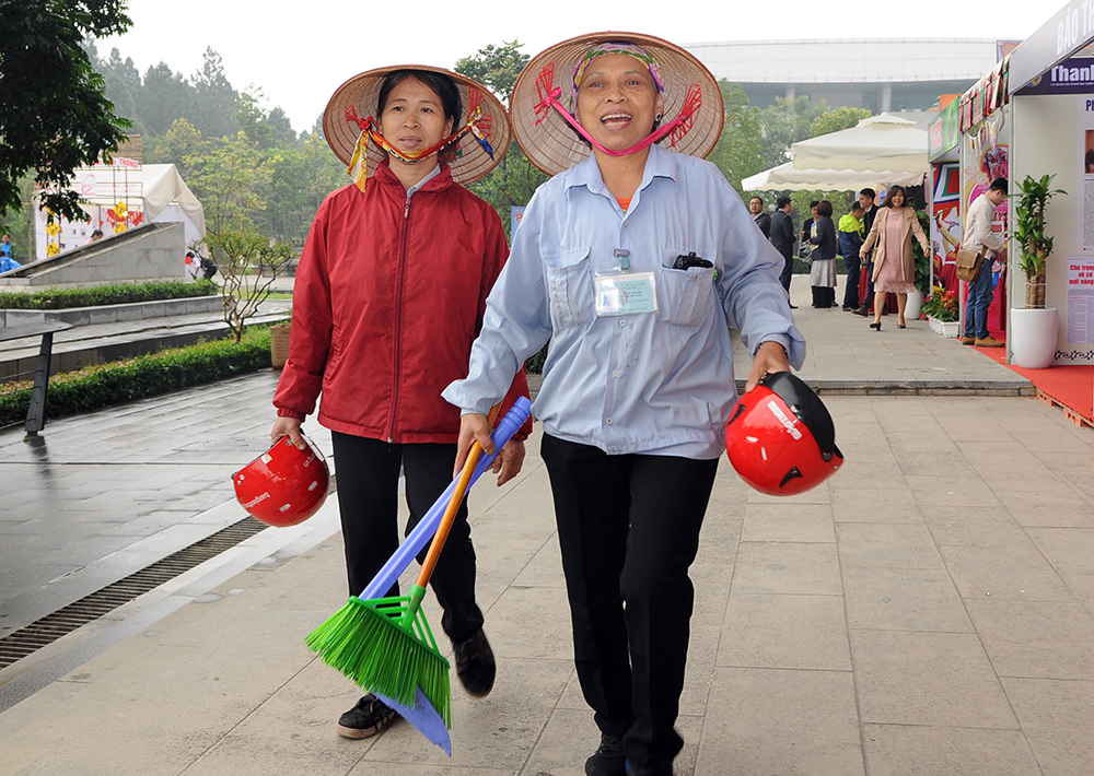 Hai người hiện l&agrave; c&ocirc;ng nh&acirc;n dọn vệ sinh tại Bảo t&agrave;ng H&agrave; Nội. C&aacute;c c&ocirc; cho biết sẽ mang MBH về cho c&aacute;c con đội mỗi khi ra đường