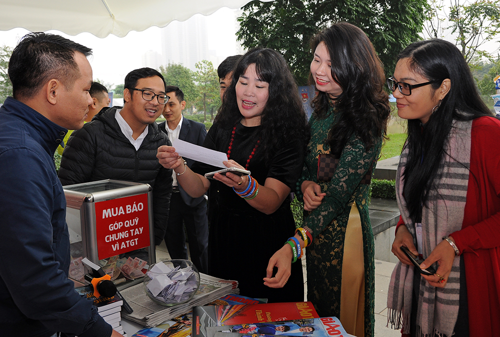 Những đồng nghiệp c&ocirc;ng t&aacute;c tại TTXVN nghe th&ocirc;ng tin về chương tr&igrave;nh cũng rủ nhau sang gian b&aacute;o ch&iacute; ng&agrave;nh GTVT "thử sức"