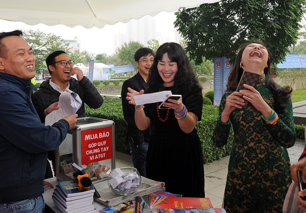 V&agrave; vỡ &ograve;a cảm x&uacute;c khi trả lời ch&iacute;nh x&aacute;c c&acirc;u hỏi