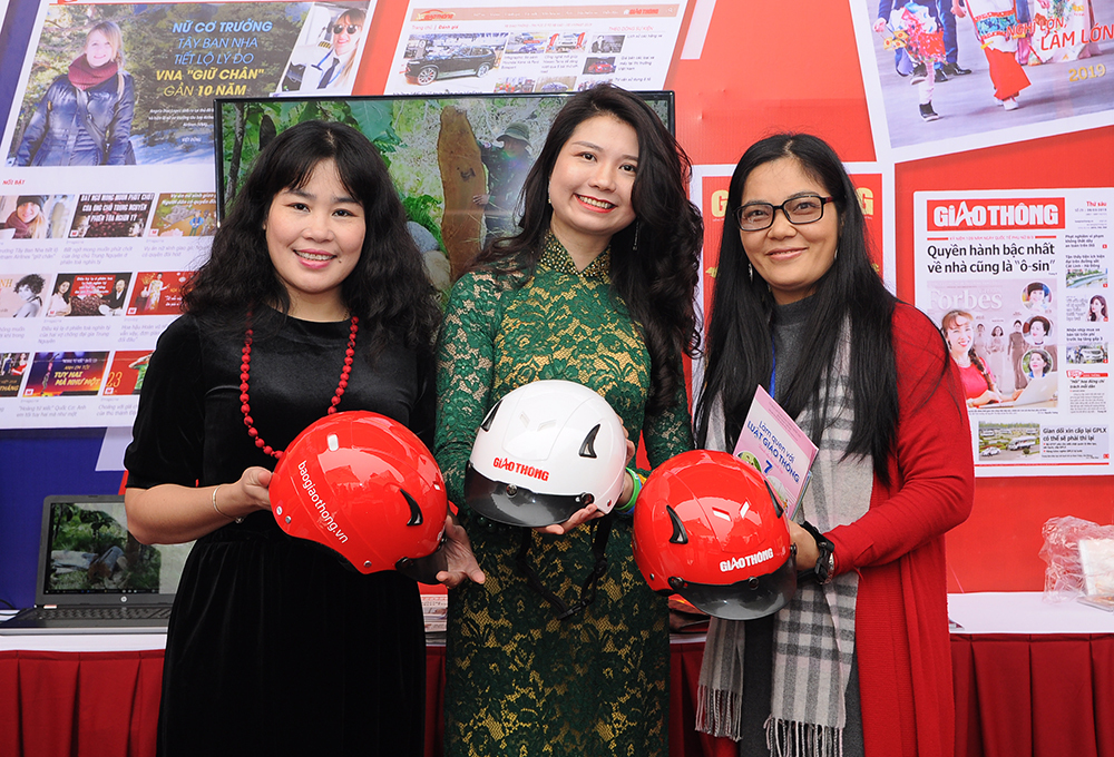 C&ugrave;ng nhau khoe phần thưởng &yacute; nghĩa của chương tr&igrave;nh