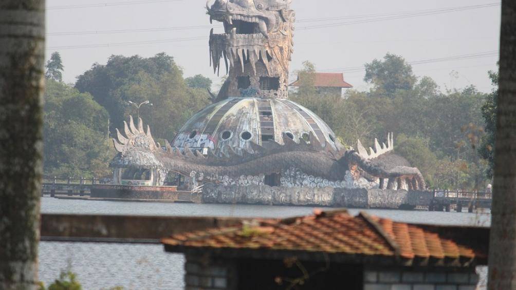 Kh&aacute;m ph&aacute; 'ốc đảo' rồng giữa khu du lịch bỏ hoang