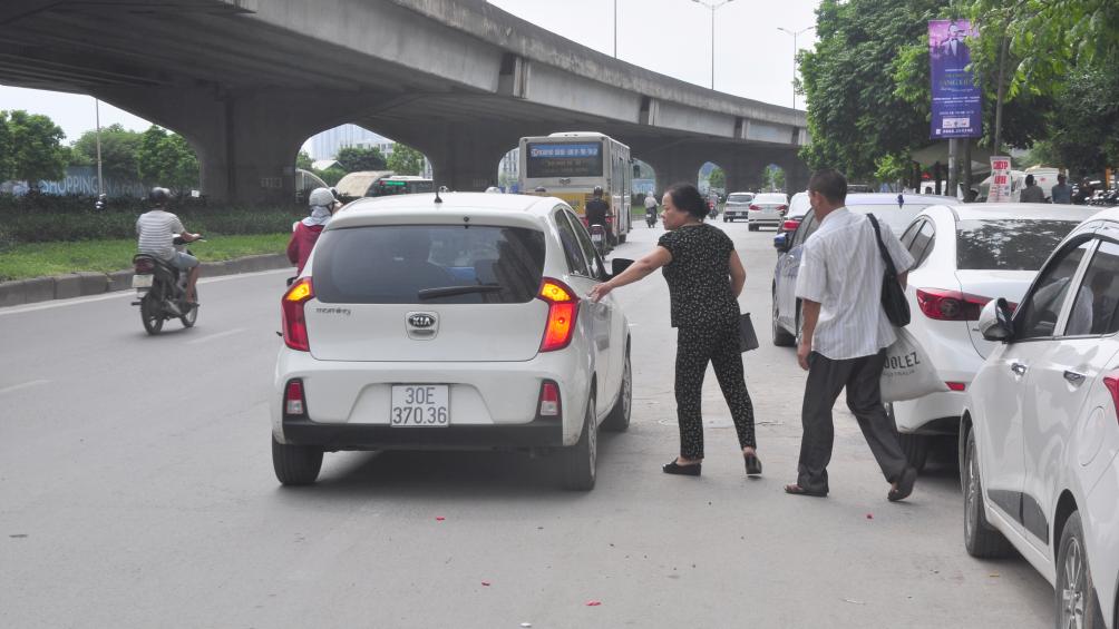 Mặc d&ugrave; t&igrave;nh trạng b&aacute;t nh&aacute;o, lộn xộn tại đ&acirc;y đ&atilde; diễn ra kh&aacute; l&acirc;u nhưng ch&iacute;nh quyền địa phương kh&ocirc;ng xử l&yacute; dứt điểm