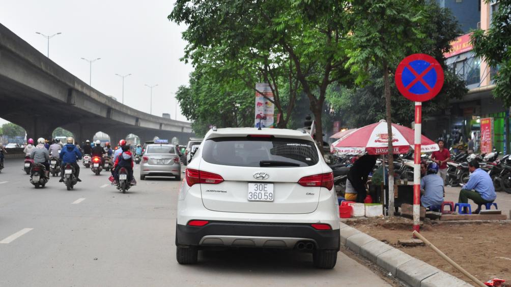 Nhiều h&agrave;ng qu&aacute;n lấn chiếm vỉa h&egrave; cũng xuất hiện tại đ&acirc;y