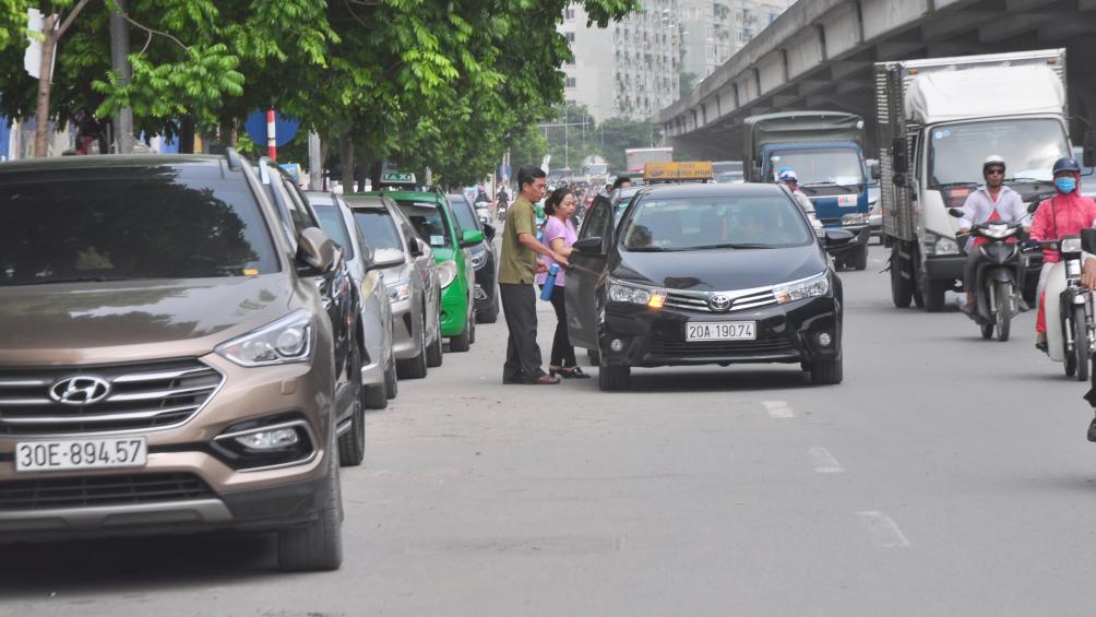 Xe taxi dừng đỗ để bắt kh&aacute;ch khiến t&igrave;nh trạng giao th&ocirc;ng tại đ&acirc;y th&ecirc;m lộn xộn