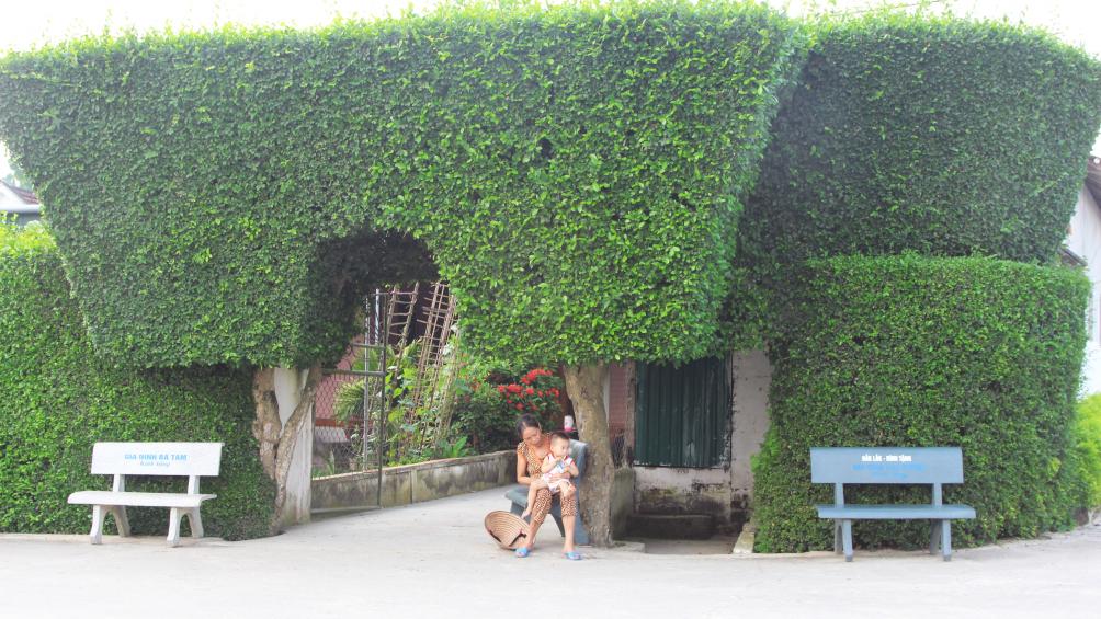 Ngo&agrave;i h&igrave;nh hộp, vu&ocirc;ng th&igrave; c&aacute;c cổng nh&agrave; ở T&ugrave;ng Ảnh c&ograve;n c&oacute; những đường cong mềm mại