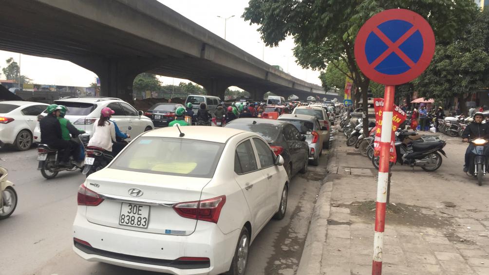 H&agrave;ng loạt phương tiện v&ocirc; tư dừng đỗ ngay dưới biển cấm, bất kể ng&agrave;y hay đ&ecirc;m
