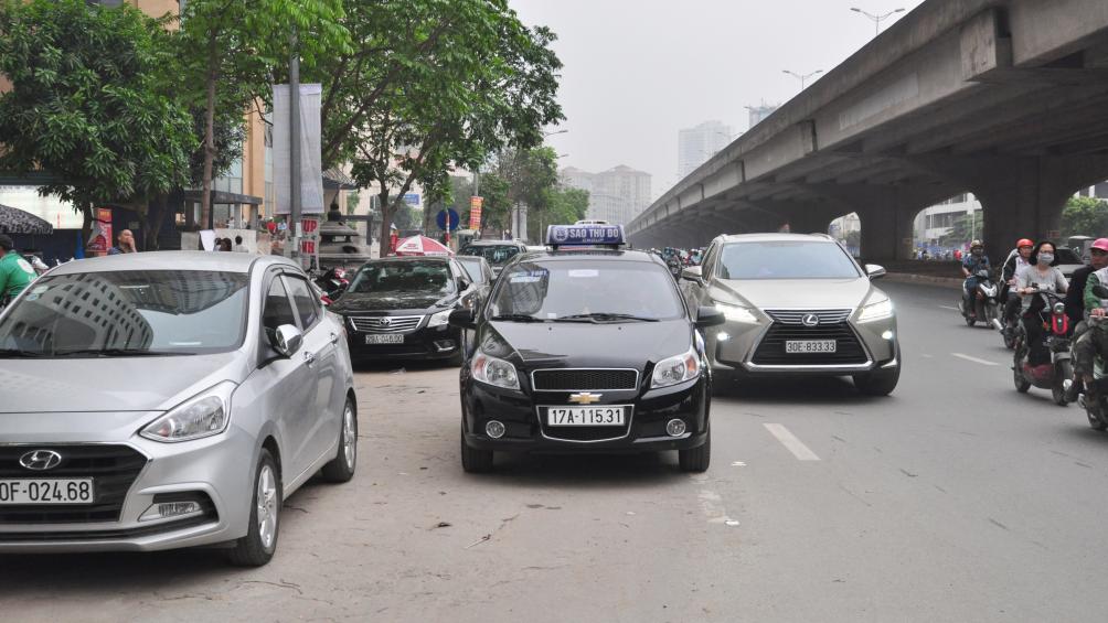 Việc dừng đỗ sai quy định, lấn chiếm l&ograve;ng, lề đường như thế n&agrave;y l&agrave; một trong những nguy&ecirc;n nh&acirc;n ch&iacute;nh g&acirc;y &ugrave;n tắc tại tuyến đường huyết mạch n&agrave;y