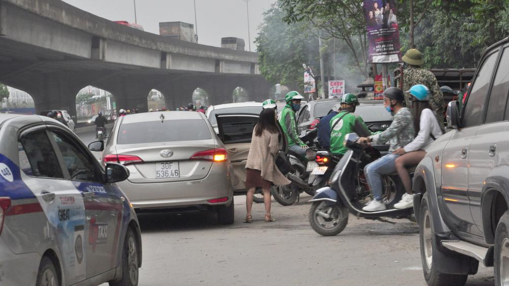 Xe grab đ&oacute;n trả kh&aacute;ch đỗ h&agrave;ng 2 h&agrave;ng 3 giữa đường