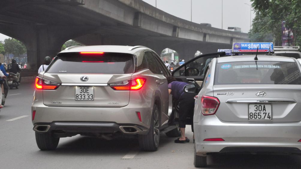 Kh&ocirc;ng biết đến khi n&agrave;o, cơ quan chức năng mới c&oacute; động th&aacute;i thiết lập lại trật tự tại khu vực n&agrave;y