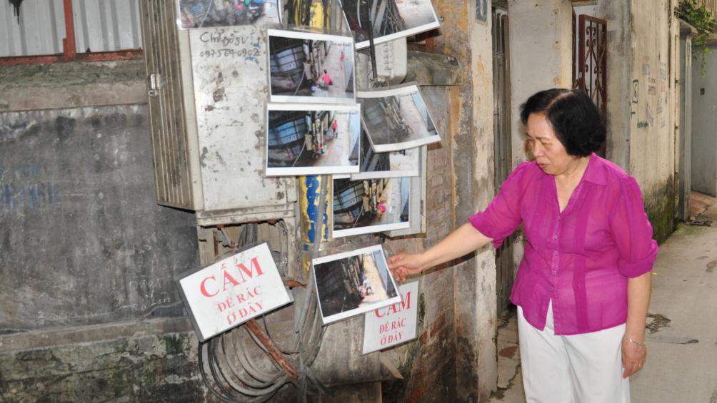 B&agrave; Ho&agrave;ng Thanh Mai, Tổ trưởng tổ d&acirc;n phố số 22, phường Dịch Vọng hậu thường xuy&ecirc;n kiểm tra v&agrave; "bổ sung" những gương mặt vi phạm nếu c&oacute;