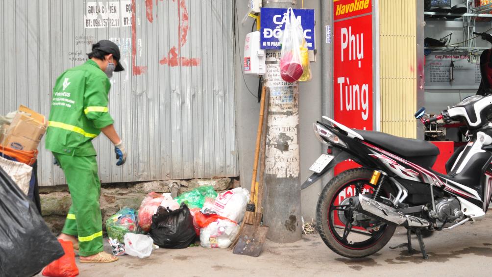 Ở H&agrave; Nội, kh&ocirc;ng phải ng&otilde; phố n&agrave;o cũng c&oacute; điều kiện lắp camera để "b&ecirc;u t&ecirc;n" người vi phạm, ch&iacute;nh v&igrave; vậy, r&aacute;c thải được chất đống, bừa b&atilde;i ở nhiều nơi