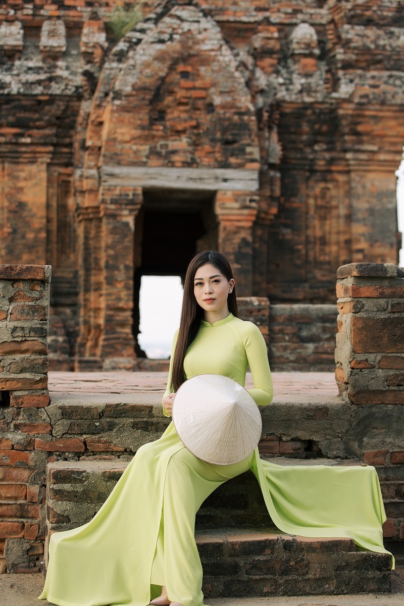 Bộ ba đã khám phá nghệ thuật kiến trúc bậc nhất tại tháp Po Klong Garai.