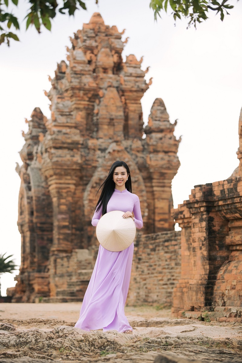 Á hậu Thúy An cũng khoe vẻ đẹp đằm thắm tại nơi được mệnh danh là cụm tháp Chăm đẹp nhất còn lưu lại tới ngày nay.