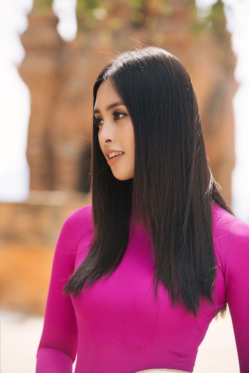 Dưới cái nắng 36 độ của miền Trung, 3 nàng hậu rạng rỡ và hào hứng tham quan những cảnh đẹp tại đây.