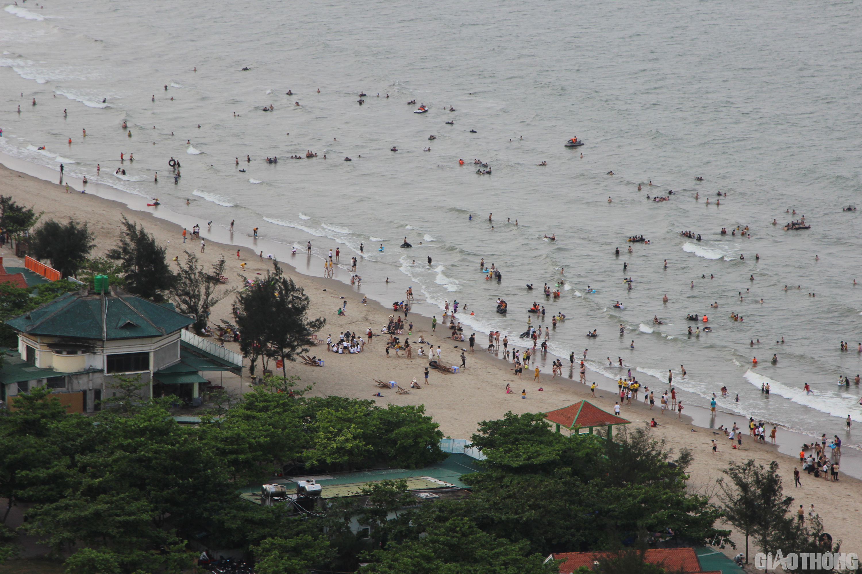 Từ chiều, h&agrave;ng ng&agrave;n người d&acirc;n, du kh&aacute;ch thập phương đổ về tắm biển, thưởng thức những m&oacute;n hải sản tươi ngon. Đặc biệt &ldquo;thưởng thức&rdquo; chương tr&igrave;nh &acirc;m nhạc đặc sắc v&agrave; m&agrave;n bắn ph&aacute;o hoa rực rỡ trong đ&ecirc;m hội.