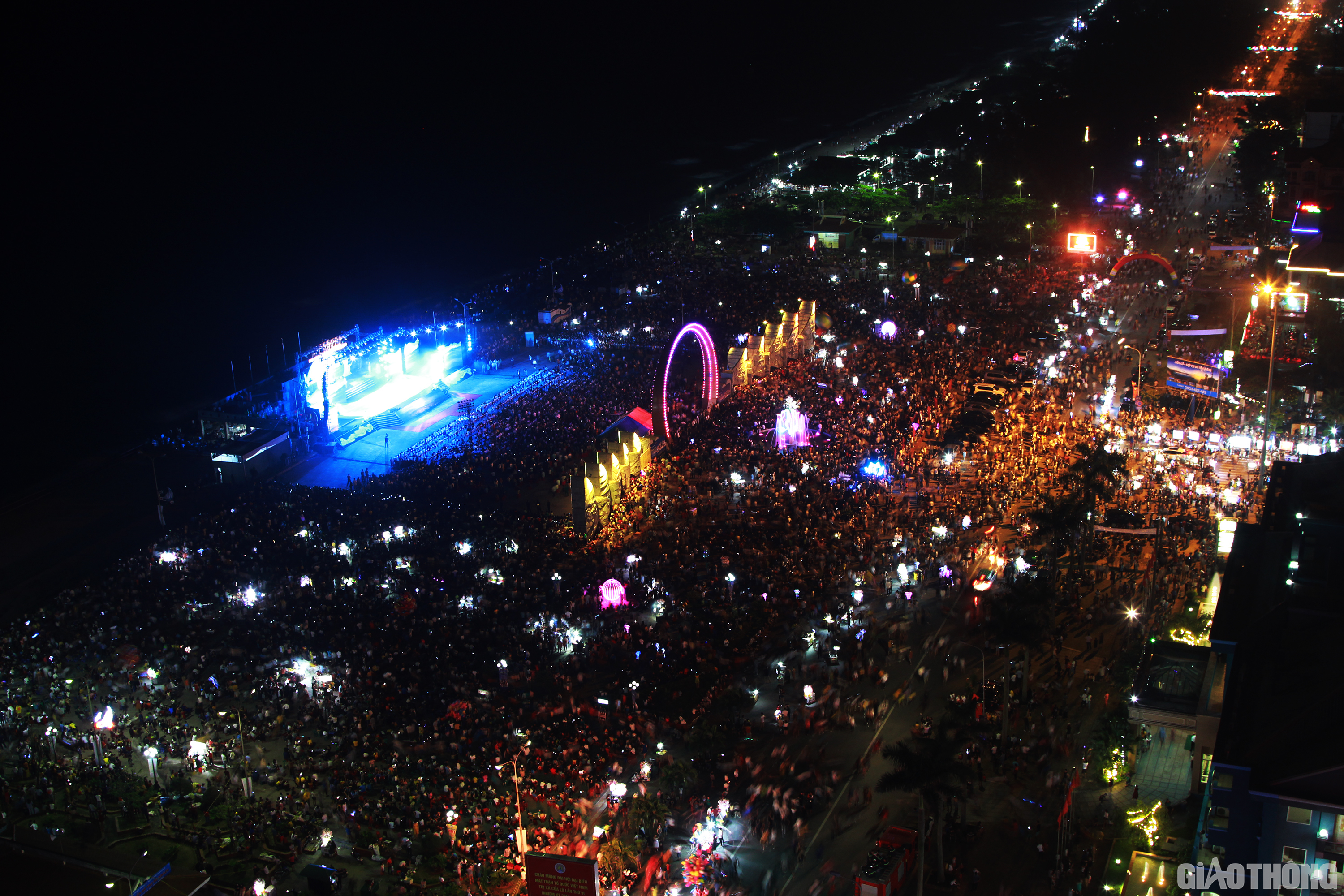 Tối 26/4, tại TX Cửa L&ograve;, tỉnh Nghệ An đ&atilde; diễn ra Lễ hội Du lịch Cửa L&ograve; năm 2019. Lễ hội năm nay mang chủ đề &ldquo;Cửa L&ograve; - Hội tụ v&agrave; tỏa s&aacute;ng."