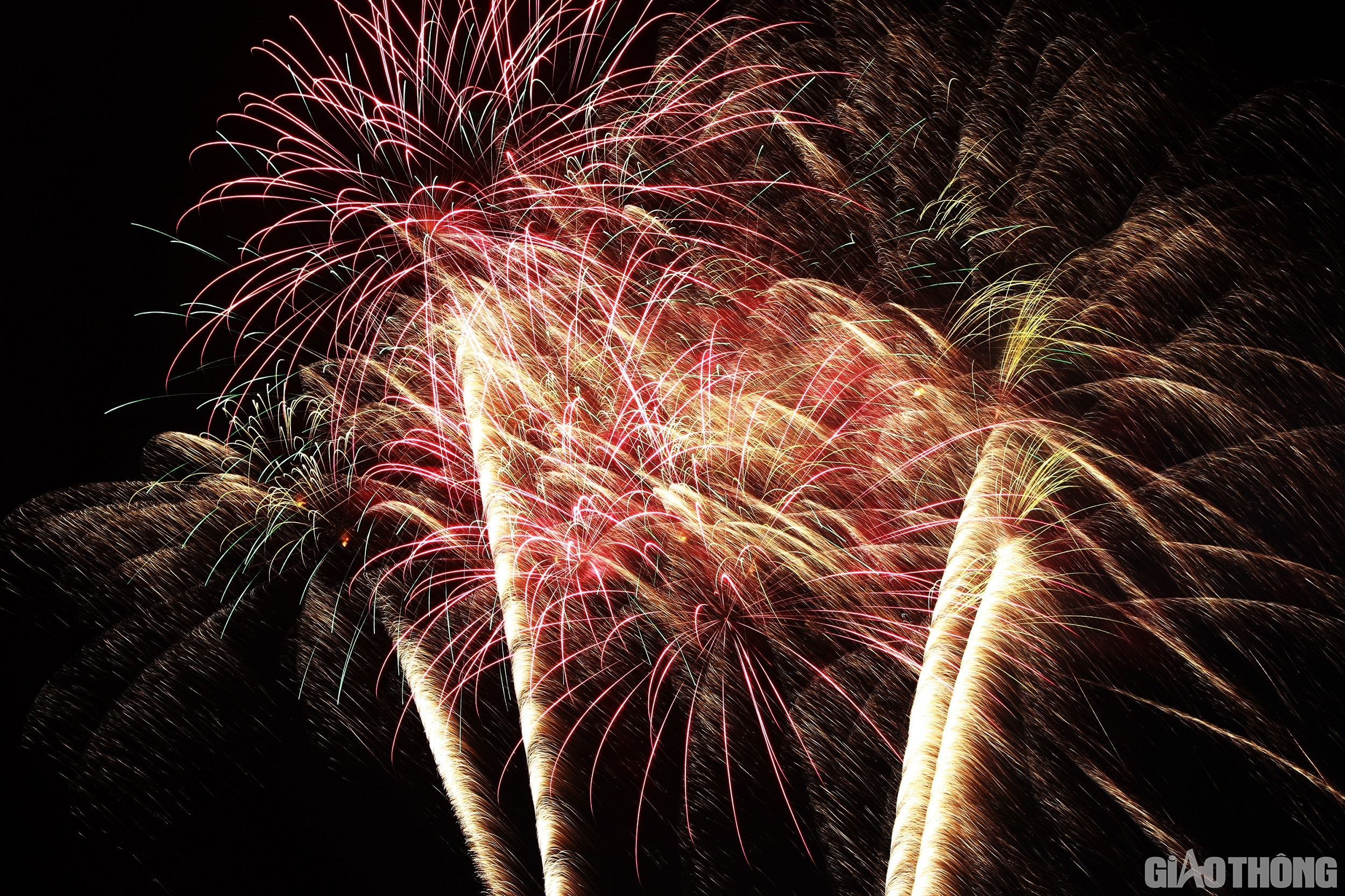 &Aacute;nh s&aacute;ng lung linh của ph&aacute;o hoa đ&atilde; tạo n&ecirc;n một bữa tiệc &aacute;nh s&aacute;ng m&atilde;n nh&atilde;n, gi&agrave;u cảm x&uacute;c cho c&aacute;c đại biểu v&agrave; h&agrave;ng trăm ng&agrave;n du kh&aacute;ch