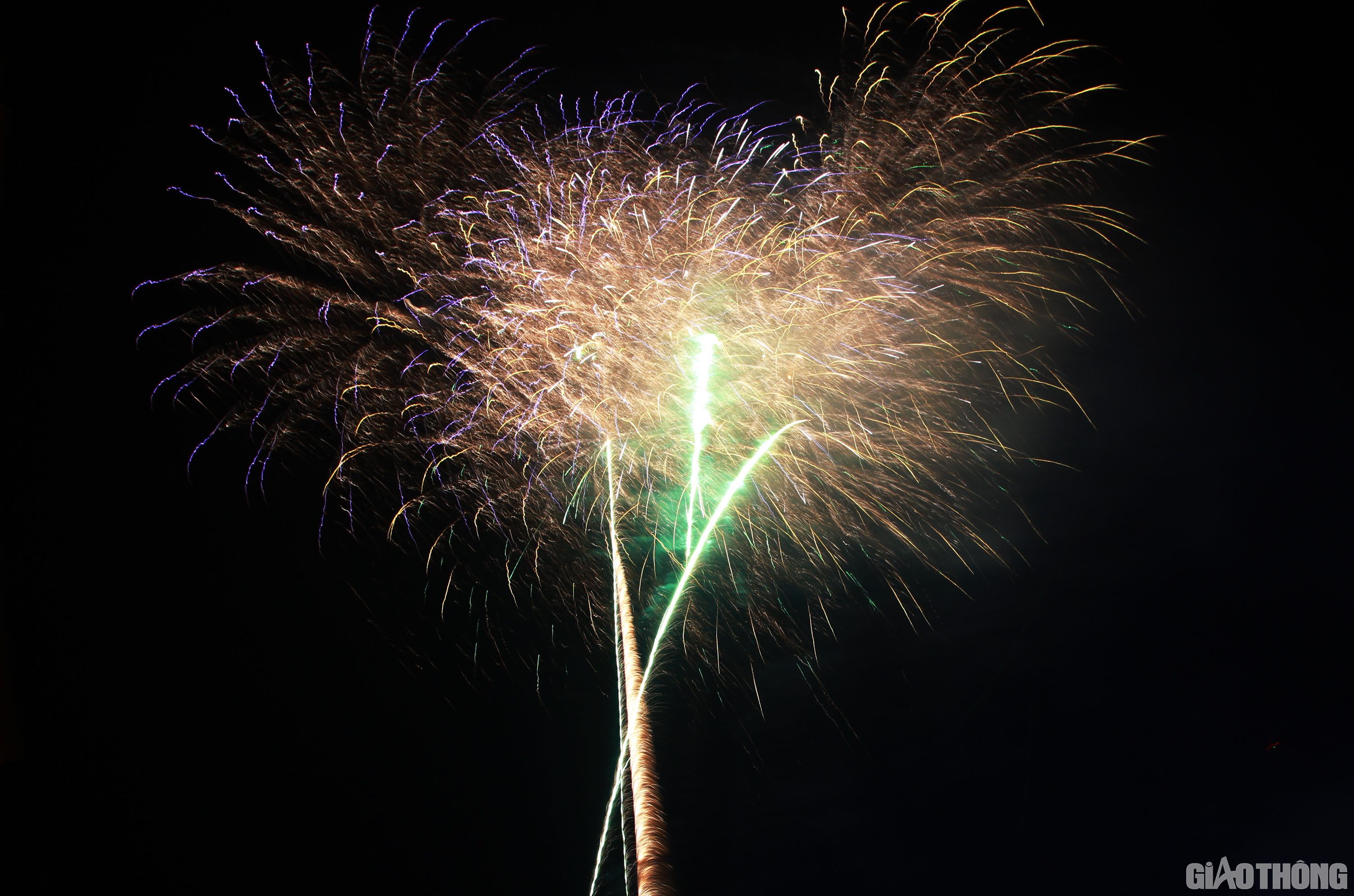 Mỗi lần ph&aacute;o hoa được bắn l&ecirc;n l&agrave; h&agrave;ng trăm ng&agrave;n du kh&aacute;ch lại đồng loạt vỗ tay v&agrave; reo h&ograve;