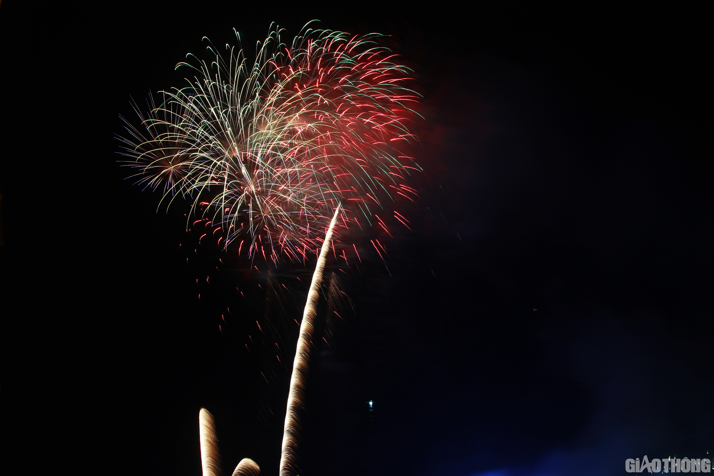 Dưới &aacute;nh s&aacute;ng của ph&aacute;o hoa, Cửa L&ograve; c&agrave;ng lung linh, huyền diệu hơn