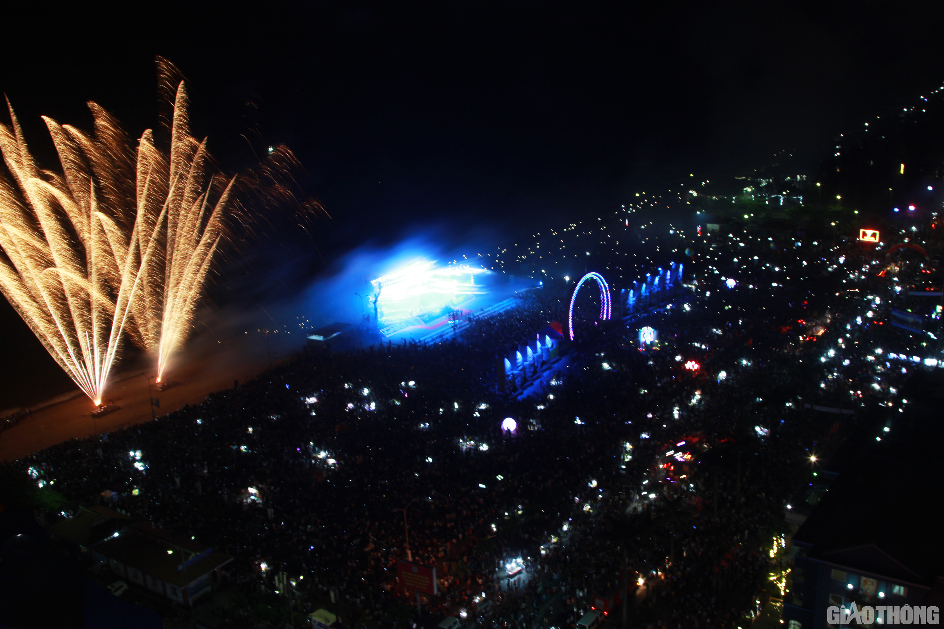 Đ&uacute;ng 21h30 đ&ecirc;m 26/4, 80 d&agrave;n ph&aacute;o hoa rực rỡ v&agrave; lung linh sắc m&agrave;u khai hỏa