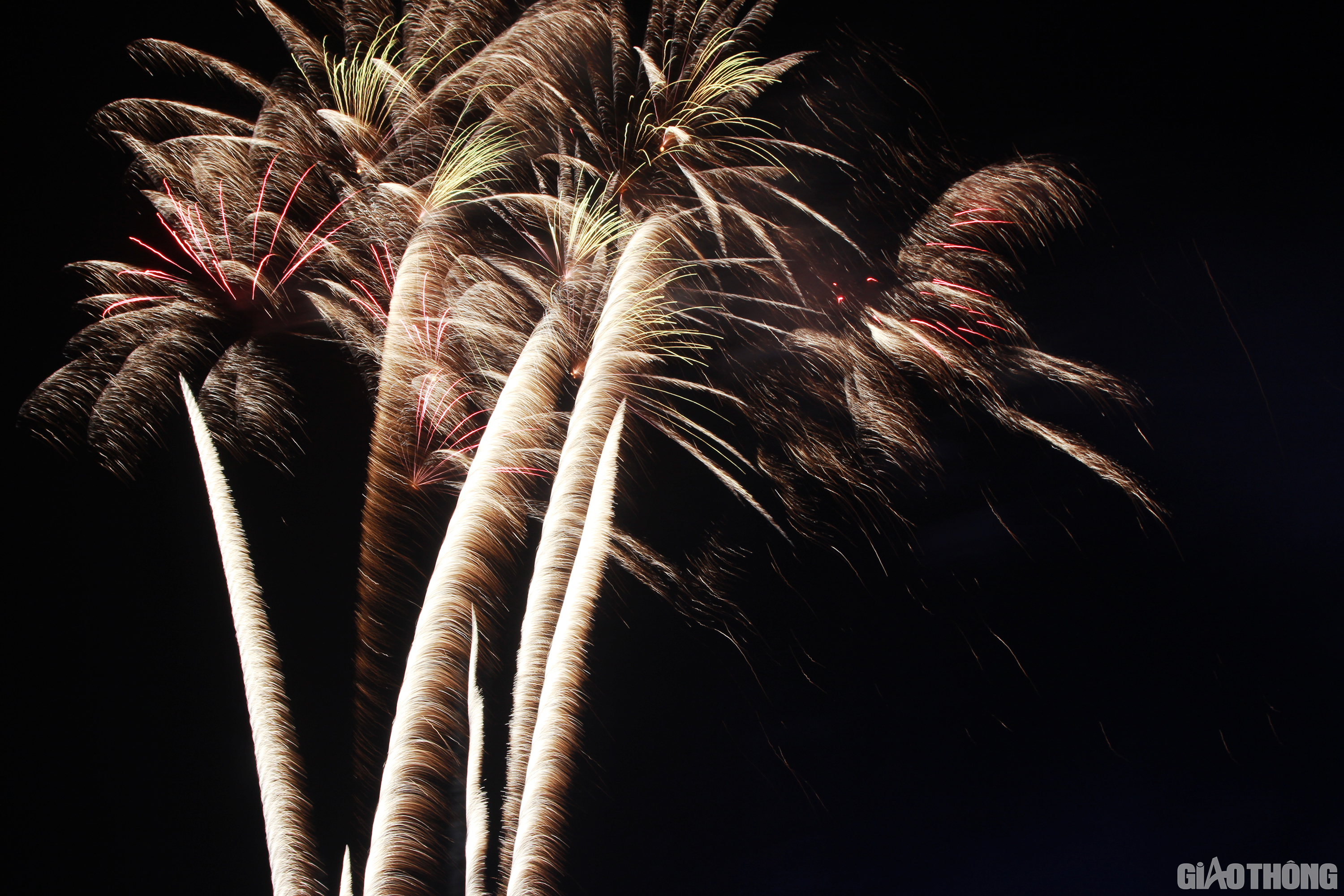 M&agrave;n ph&aacute;o hoa khai hội Du lịch Cửa L&ograve; 2019 được bắn tầm thấp k&eacute;o d&agrave;i gần 15 ph&uacute;t