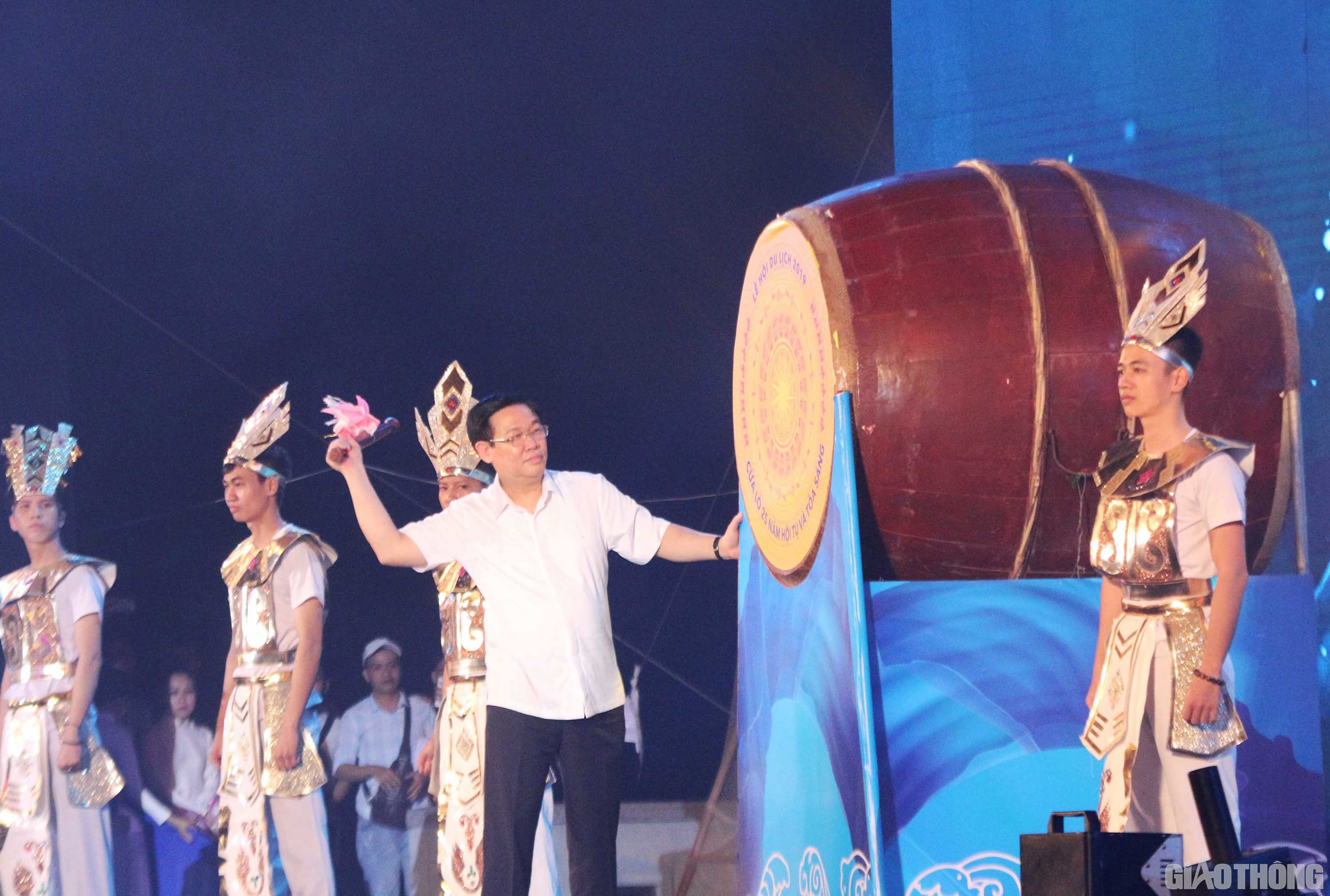 Ph&oacute; Thủ tướng Ch&iacute;nh phủ Vương Đ&igrave;nh Huệ đ&aacute;nh trống khai hội Lễ hội Du lịch Cửa L&ograve; năm 2019