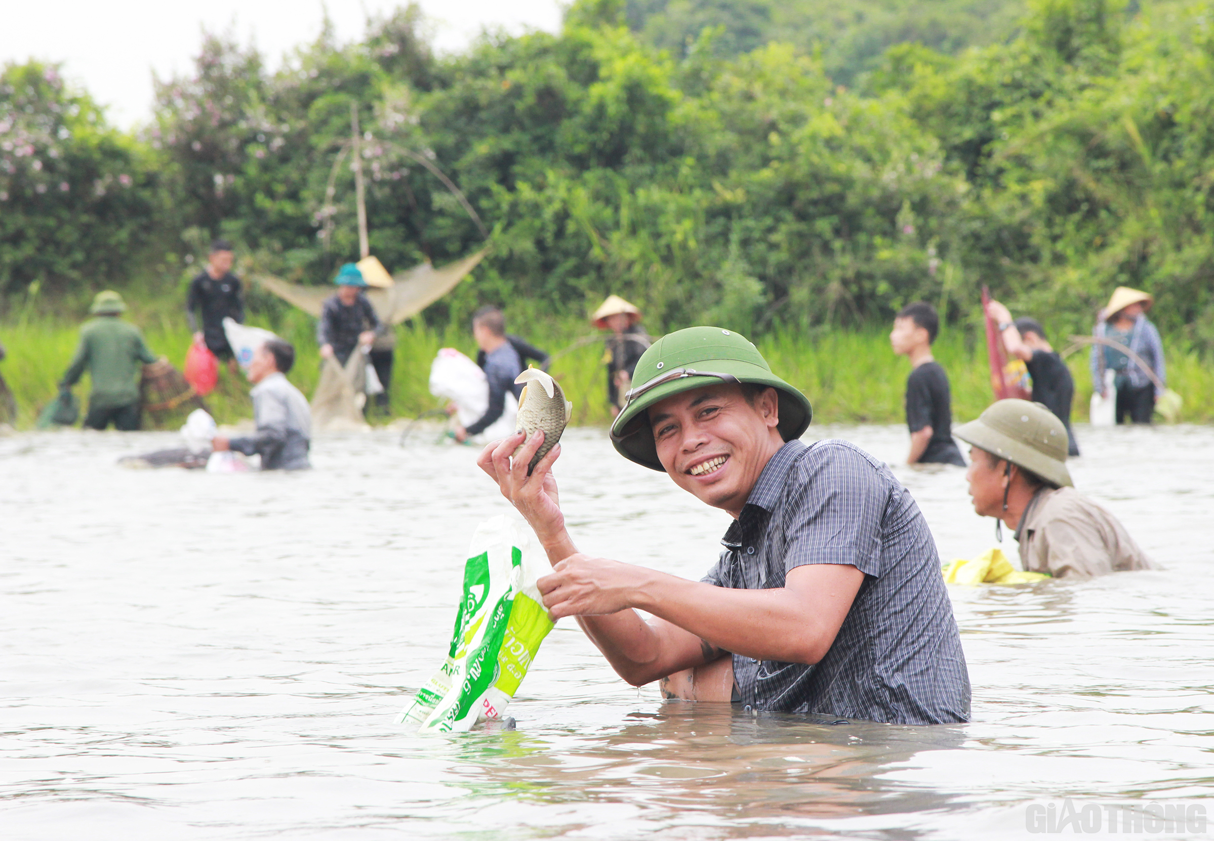 Mỗi lần ai bắt được c&aacute; to l&agrave; tất cả mọi người đều h&ograve; h&eacute;t l&ecirc;n ch&uacute;c mừng đồng thời như động vi&ecirc;n những người kh&aacute;c cố gắng t&igrave;m được con c&aacute; to hơn