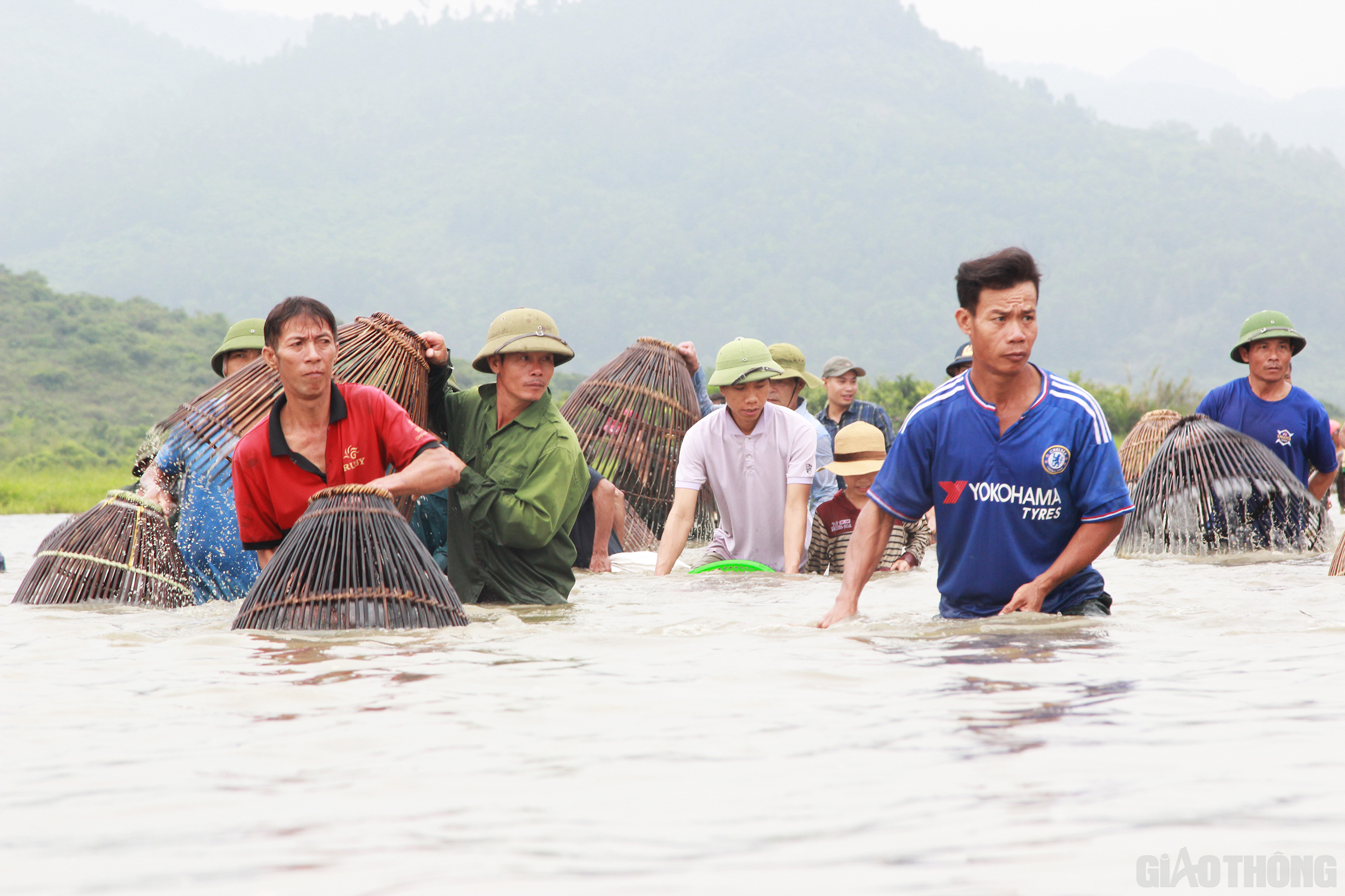 Đ&uacute;ng 7h s&aacute;ng, từ người gi&agrave; đến trẻ con; từ đ&agrave;n &ocirc;ng đến đ&agrave;n b&agrave; mang theo dụng cụ đồng loạt bước xuống đầm bắt đầu lễ đ&aacute;nh c&aacute;.