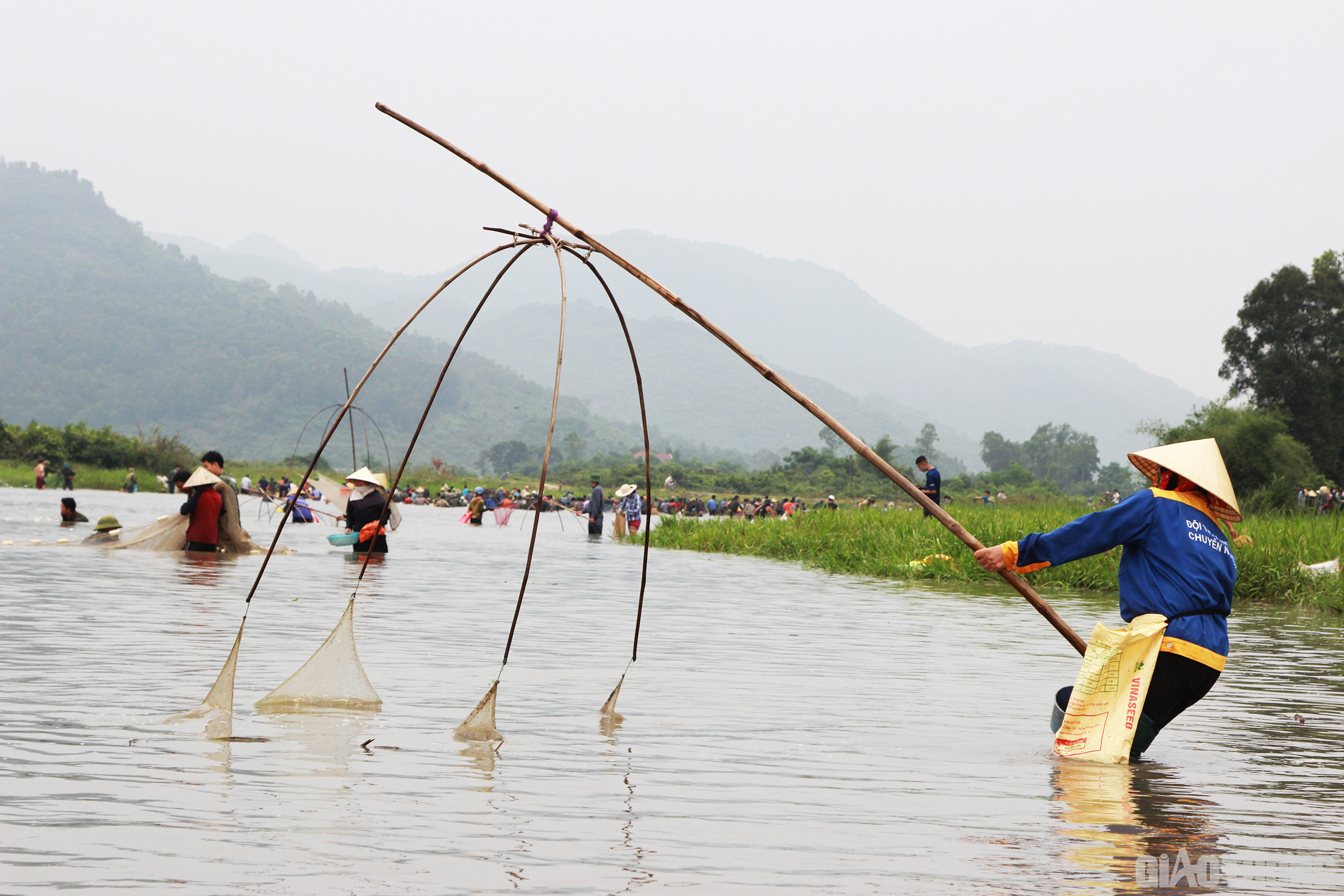 Nhiều phụ nữ chọn cho m&igrave;nh một dụng cụ bắt c&aacute; đơn giản hơn l&agrave; cất v&oacute;. Tuy nhi&ecirc;n, với dụng cụ n&agrave;y c&aacute; bắt được thường b&eacute; hơn d&ugrave;ng nơm