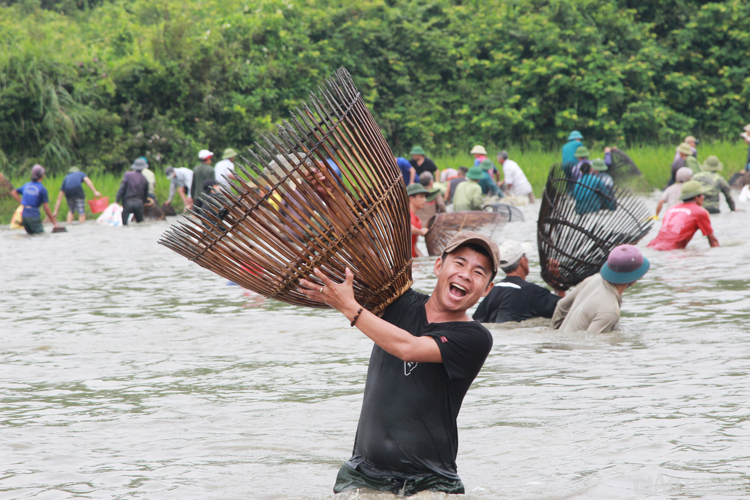Theo quan niệm d&acirc;n gian, ai bắt được nhiều c&aacute; hoặc bắt được con c&aacute; to th&igrave; sẽ gặp nhiều may mắn, m&ugrave;a m&agrave;ng bội thu, gia đ&igrave;nh no ấm trong suốt năm ấy.