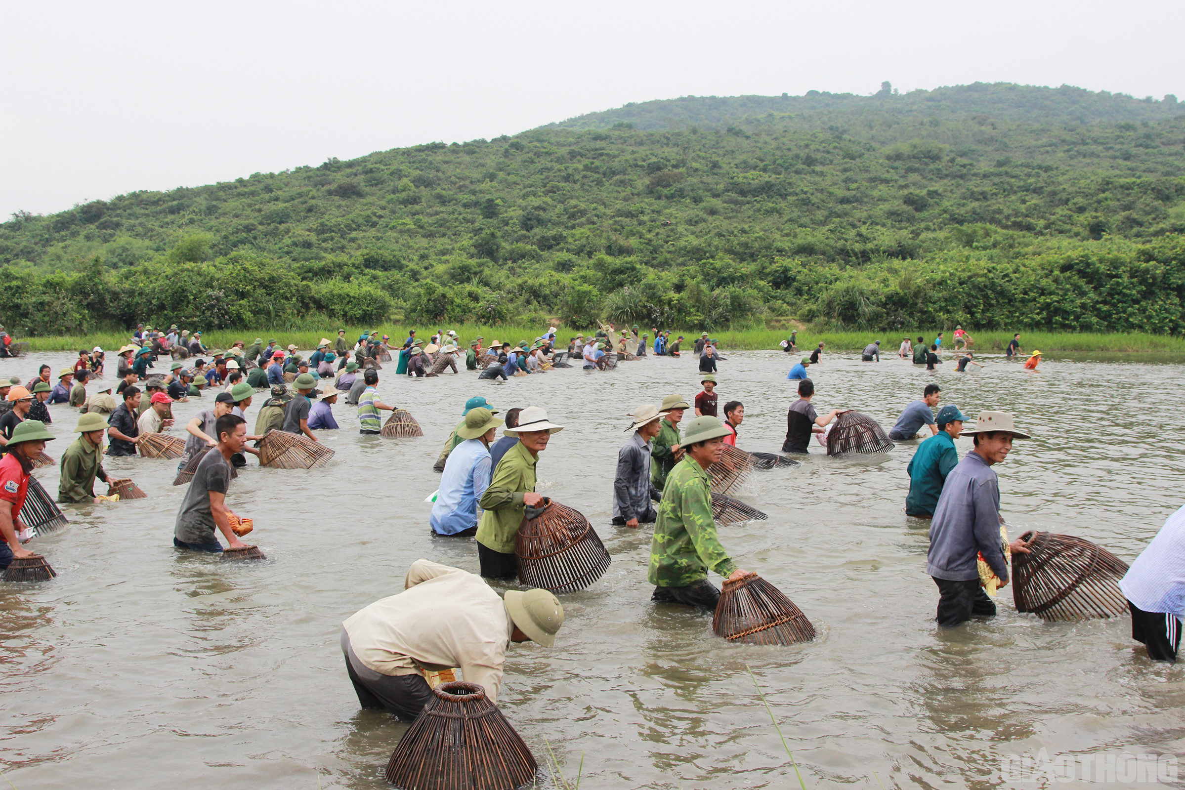 S&aacute;ng 28/4, h&agrave;ng trăm người d&acirc;n địa phương v&agrave; v&ugrave;ng l&acirc;n cận đ&atilde; mang theo c&aacute;c loại dụng cụ như: nơm, v&oacute;, lưới, nhủi, vợt, rớ&hellip; k&eacute;o về khu vực đầm Vực ở x&atilde; Xu&acirc;n Vi&ecirc;n, huyện Nghi Xu&acirc;n, tỉnh H&agrave; Tĩnh tham gia lễ hội đ&aacute;nh c&aacute; Đồng Hoa (hay c&ograve;n gọi l&agrave; lễ hội đ&aacute;nh c&aacute; Vực R&agrave;o).