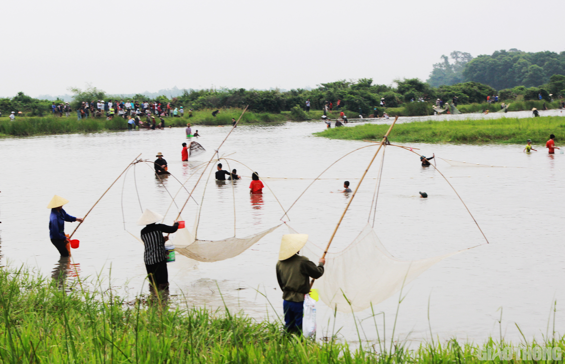 Đầm Vực c&oacute; chiều d&agrave;i 1 km với diện t&iacute;ch khoảng 30ha, nằm dưới ch&acirc;n d&atilde;y n&uacute;i Hồng Lĩnh, c&oacute; nhiều lo&agrave;i c&aacute; nước ngọt sinh trưởng.