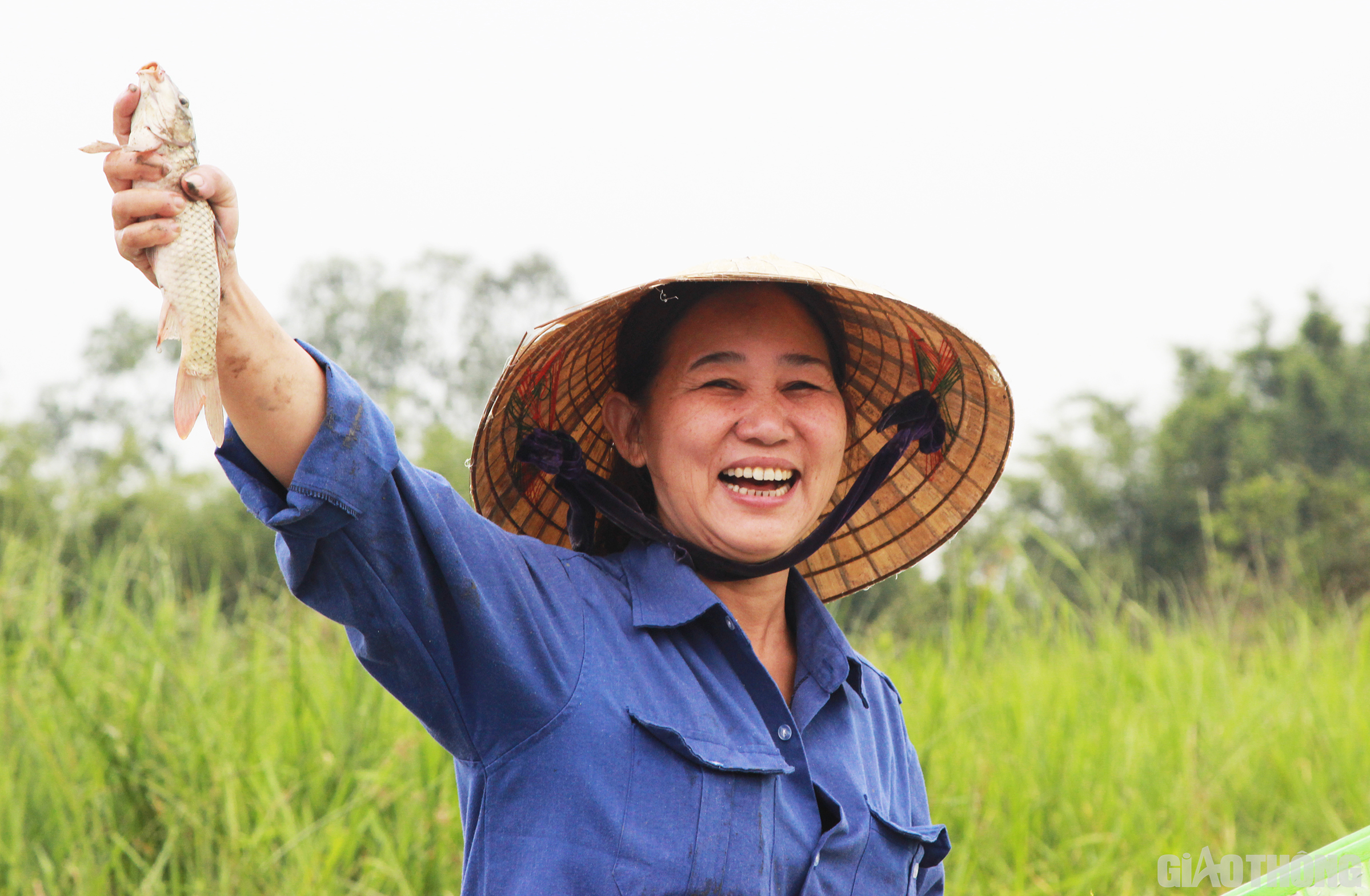 Nhiều chị em phụ nữ cũng bắt c&aacute; giỏi kh&ocirc;ng k&eacute;m phần đấng m&agrave;y r&acirc;u