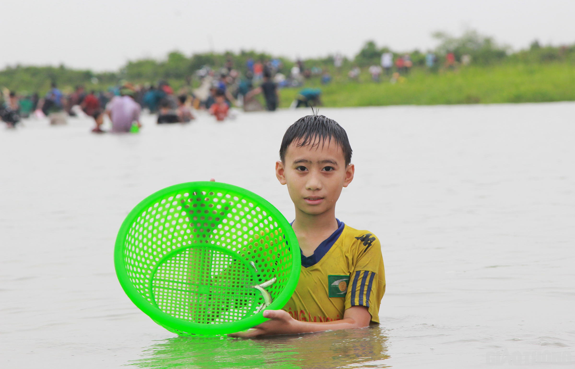 Nhiều ch&aacute;u b&eacute; cũng theo bố mẹ, anh chị xuống đầm bắt c&aacute; với hi vọng may mắn sẽ đến với bản th&acirc;n m&igrave;nh