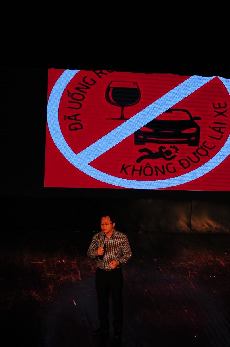 Trong chương tr&igrave;nh, &ocirc;ng Khuất Việt H&ugrave;ng - Ph&oacute; Chủ tịch Chuy&ecirc;n tr&aacute;ch Ủy ban ATGT Quốc gia cũng nghẹn ng&agrave;o t&acirc;m sự về những điều &yacute; nghĩa m&agrave; nh&agrave; h&aacute;t l&agrave;m cho chị Yến. &Ocirc;ng H&ugrave;ng cũng b&agrave;y tỏ mong muốn tất cả mọi người sẽ l&agrave;m được th&ocirc;ng điệp về an to&agrave;n giao th&ocirc;ng tr&ecirc;n.