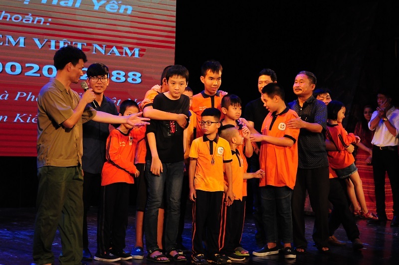 TS. Phan Quốc Việt - Gi&aacute;m đốc Trung t&acirc;m ph&aacute;t triển kỹ năng Con người T&acirc;m Việt x&uacute;c động cho biết, bản th&acirc;n &ocirc;ng cũng từng l&agrave; nạn nh&acirc;n của TNGT, nhưng l&agrave; do ch&iacute;nh &ocirc;ng tự g&acirc;y n&ecirc;n. "T&ocirc;i rất đồng cảm với chiến dịch n&agrave;y. T&ocirc;i cũng từng uống rượu bia rất nhiều nhưng giờ đ&atilde; hạn chế. T&ocirc;i rất mong mọi người h&atilde;y hạn chế sử dụng rượu bia", &ocirc;ng Qu&acirc;n chia sẻ.