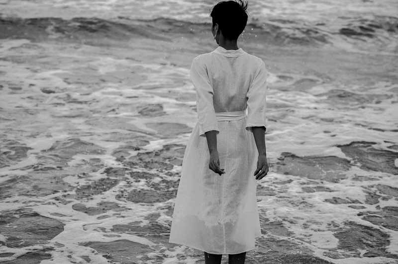 Cũng trong bộ đồ trắng tinh kh&ocirc;i, n&agrave;ng hậu vẫn khoe được vẻ đẹp gợi cảm c&ugrave;ng v&oacute;c d&aacute;ng cao r&aacute;o khiến nhiều người mơ ước.