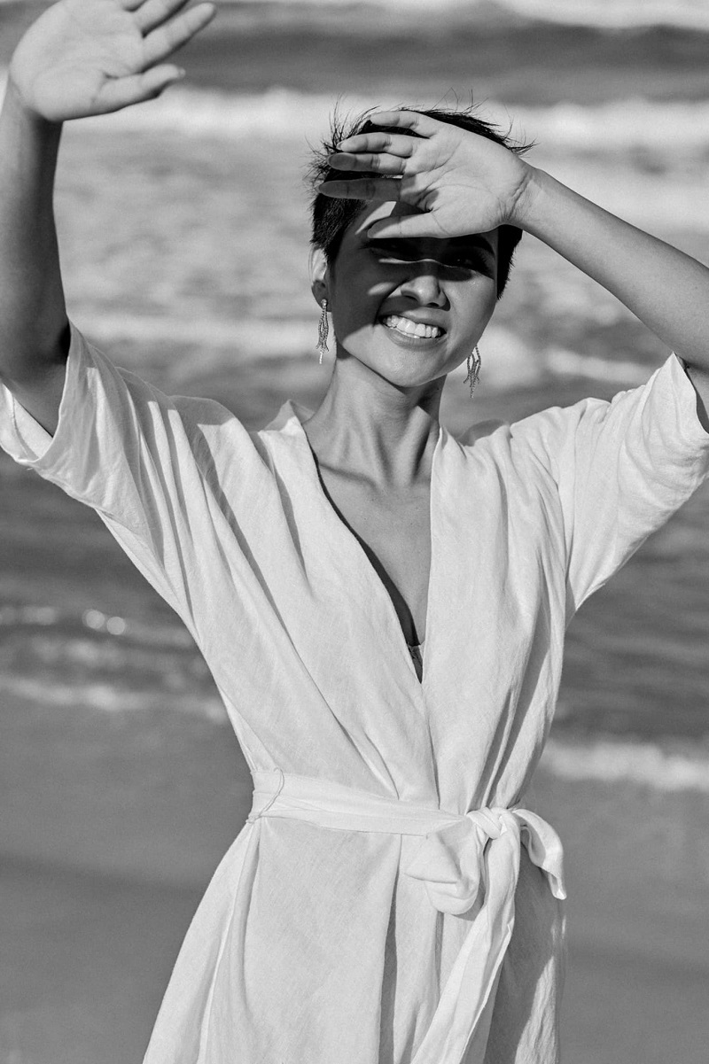 Khoảnh khắc che &aacute;nh nắng đầy tự nhi&ecirc;n c&ugrave;ng nụ cười rạng rỡ của n&agrave;ng hậu khiến nhiều người xao xuyến.