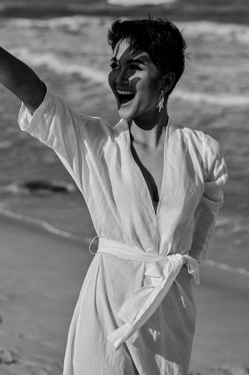 Xuất th&acirc;n từ mảnh đất T&acirc;y Nguy&ecirc;n nắng gi&oacute;, người đẹp vẫn lu&ocirc;n t&acirc;m sự, c&ocirc; rất th&iacute;ch biển.