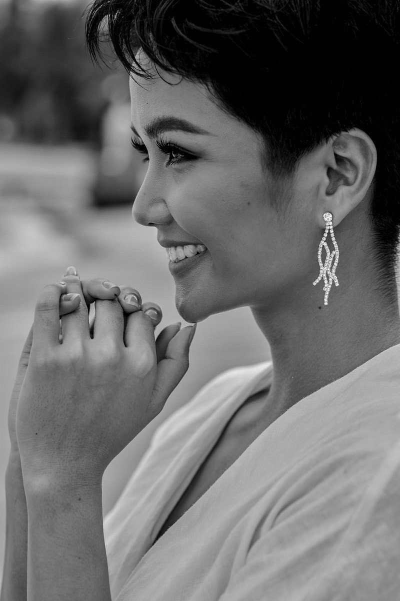 Những h&igrave;nh ảnh đen trắng gợi n&ecirc;n sự mộc mạc, giản dị trong vắt.