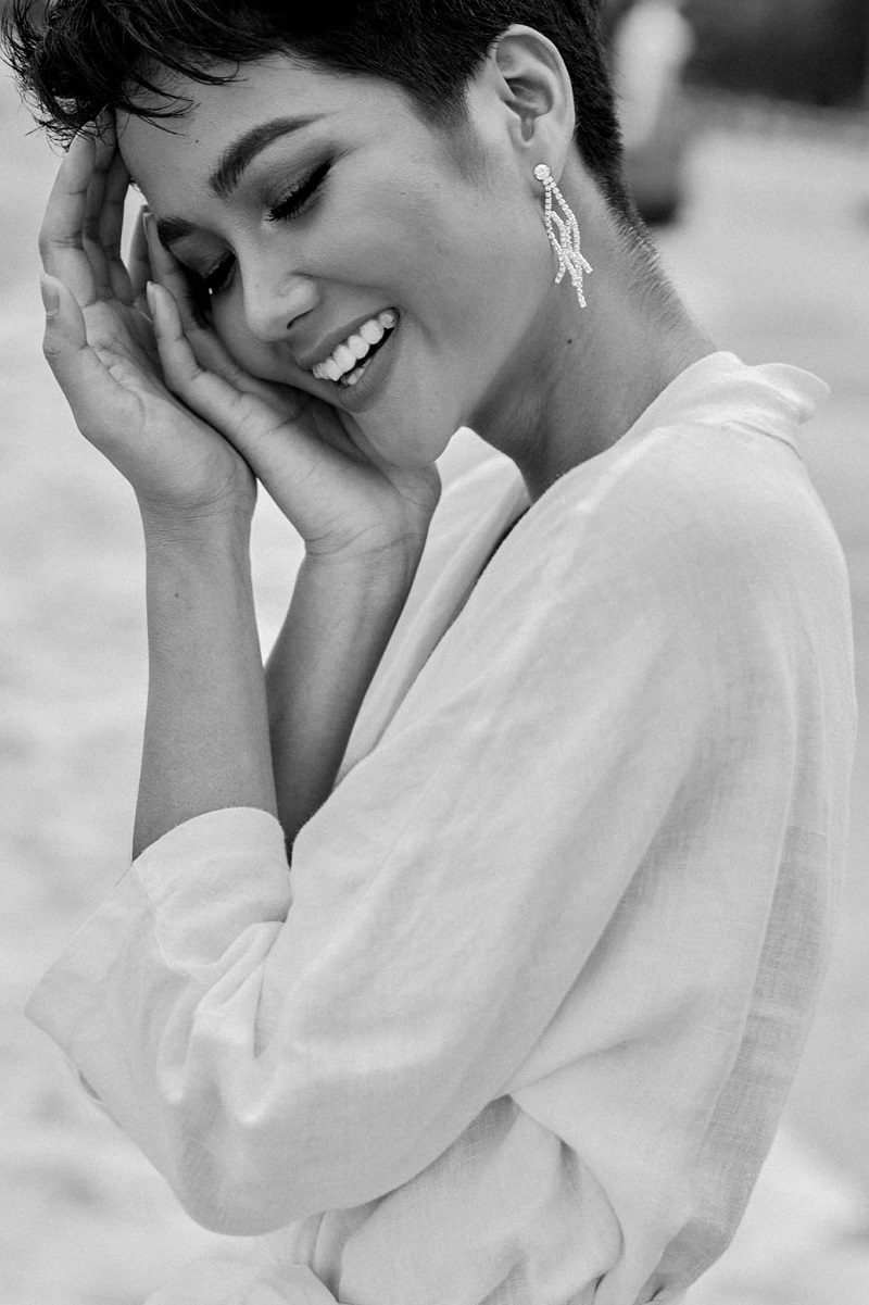 Thời gian qua, H'hen Ni&ecirc; g&acirc;y ch&uacute; &yacute; với mối t&igrave;nh tin đồn c&ugrave;ng rapper Đen V&acirc;u. Hoa hậu Ho&agrave;n vũ Việt Nam cũng bị người h&acirc;m mộ bắt gặp bịt khẩu trang k&iacute;n m&iacute;t đến cổ vũ Đen V&acirc;u trong một sự kiện &acirc;m nhạc do anh biểu diễn.