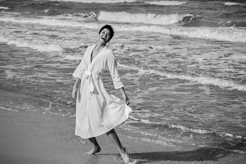 Trong một chuyến c&ocirc;ng t&aacute;c mới đ&acirc;y, H'hen Ni&ecirc; đ&atilde; c&oacute; dịp ghi lại những gi&acirc;y ph&uacute;t đ&aacute;ng nhớ khi vui đ&ugrave;a c&ugrave;ng s&oacute;ng biển.