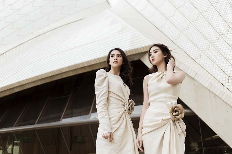 Trong những thiết kế của NTK Đỗ Mạnh Cường, Đỗ Mỹ Linh khoe vẻ đẹp thần th&aacute;i, sự trưởng th&agrave;nh v&agrave; v&oacute;c d&aacute;ng đồng hồ c&aacute;t. Trong khi đ&oacute;, Tiểu Vy mang tới kh&ocirc;ng kh&iacute; tươi mới, hồn nhi&ecirc;n.