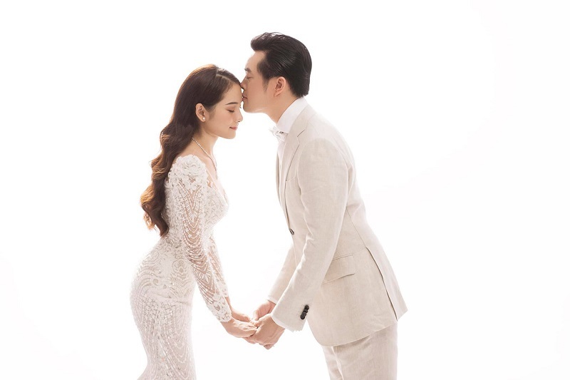 Sau nửa năm hẹn h&ograve;, đ&aacute;m cưới của cặp đ&ocirc;i sẽ diễn ra v&agrave;o ng&agrave;y 2/6 tại một kh&aacute;ch sạn 5 sao sang trọng ở TP.HCM.