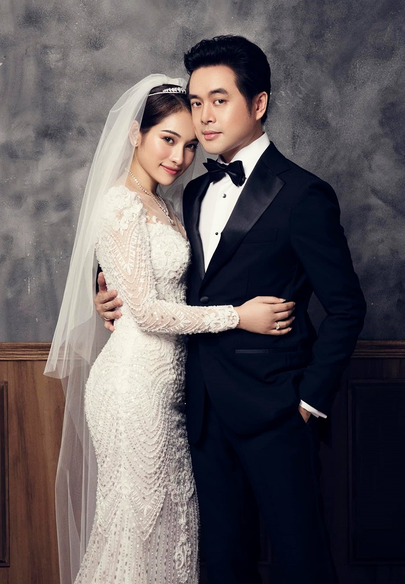 Cặp uy&ecirc;n ương diện lễ phục, kh&ocirc;ng ngần ngại thể hiện t&igrave;nh cảm d&agrave;nh cho nhau.